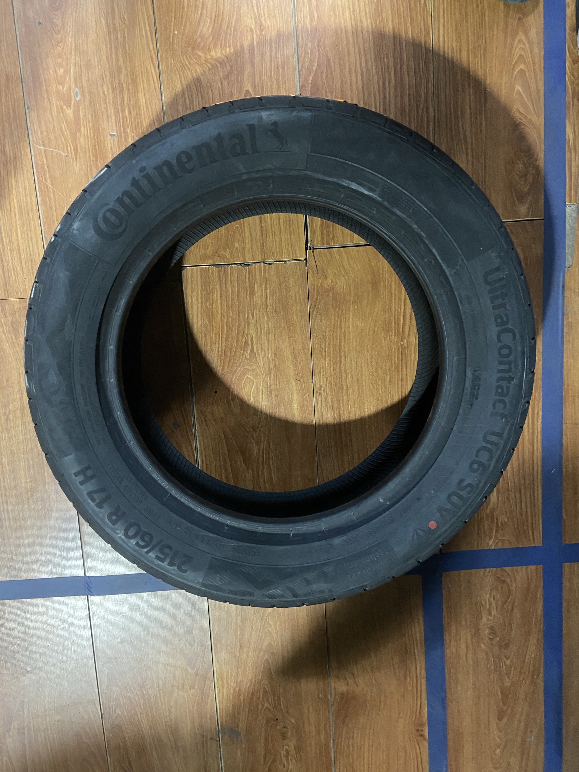 Lốp Continental 215/60R17 UltraContact UC6 SUV