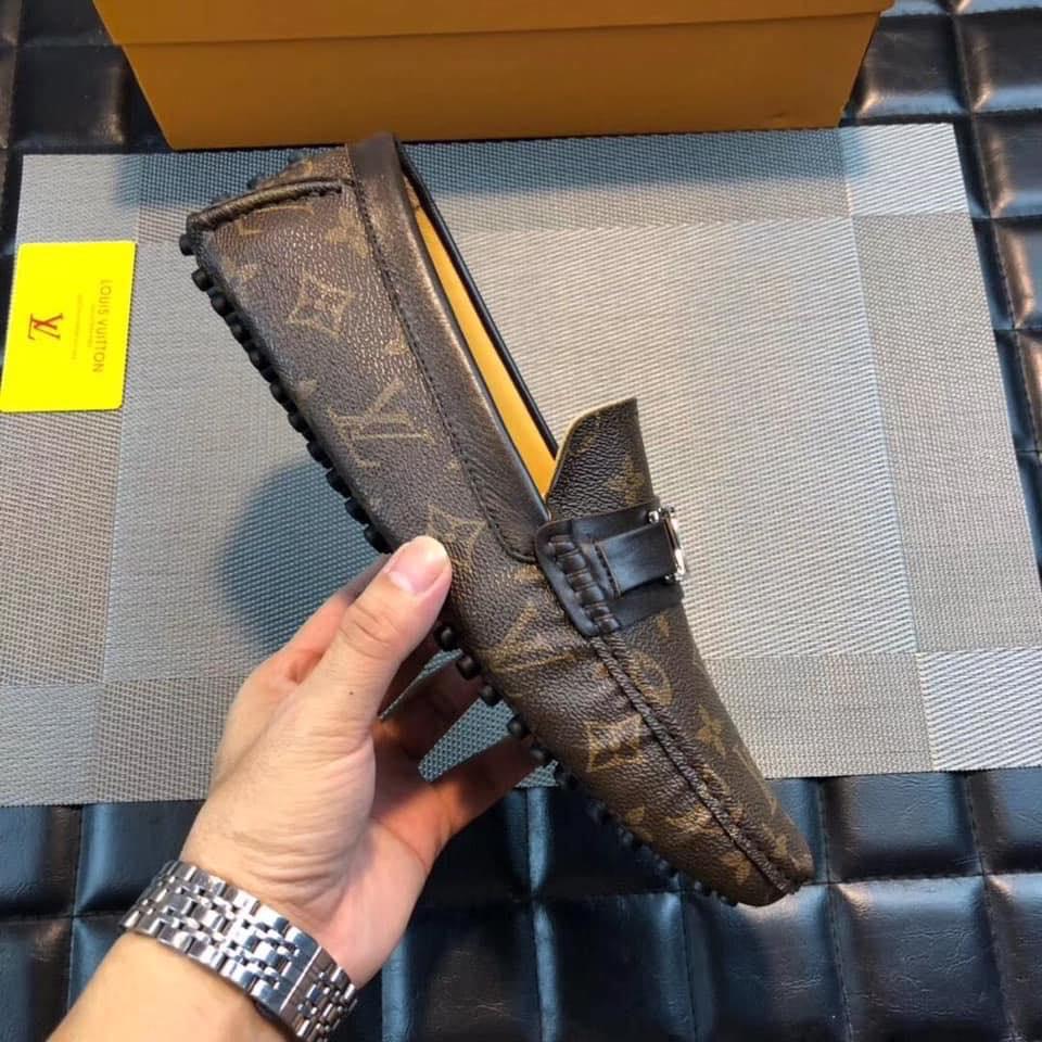 Giầy lười in hình LLVV nâu vàng nam