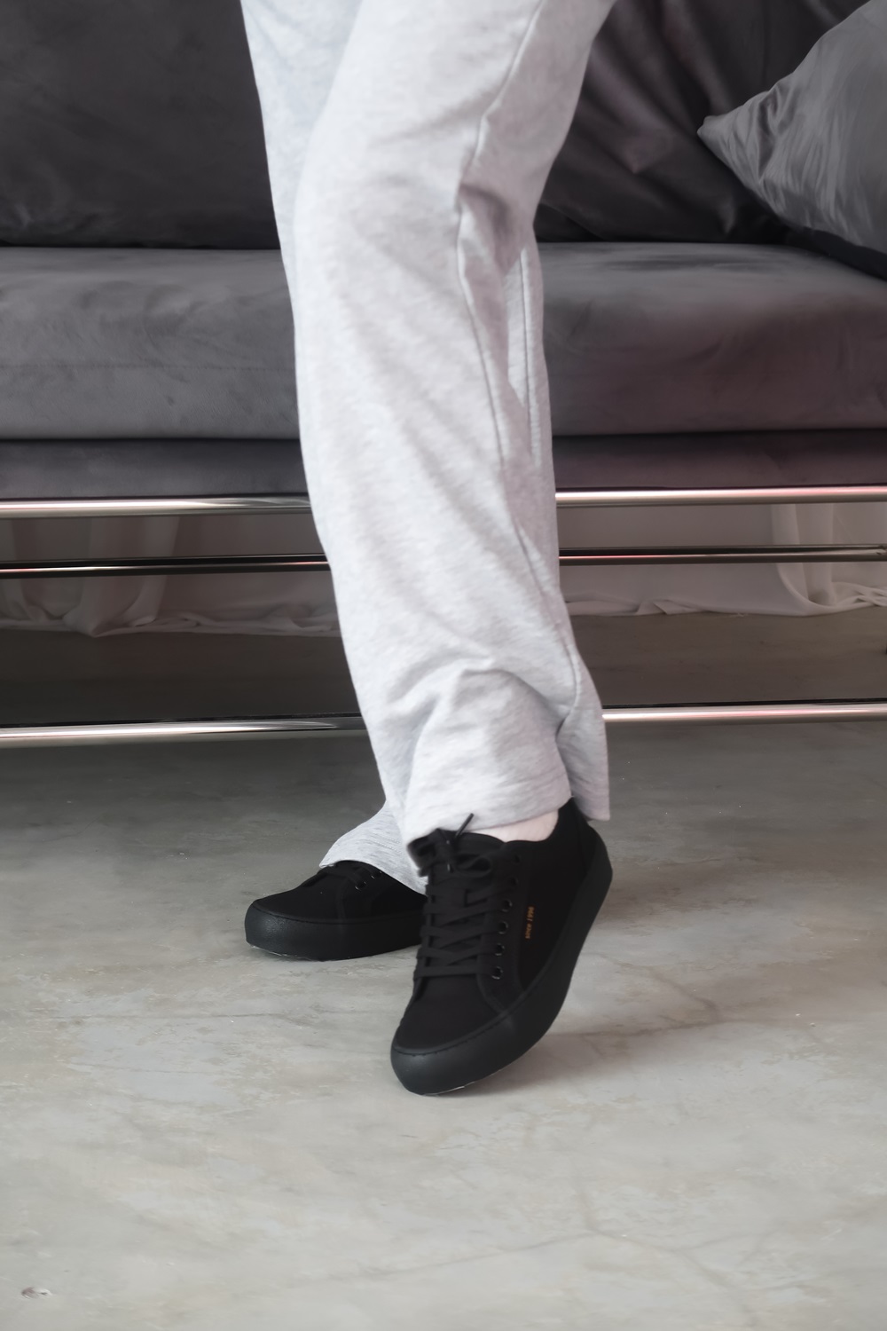 Giày Sneaker Vải Canvas Nam Nữ E18 Black Dincox Sang Trọng
