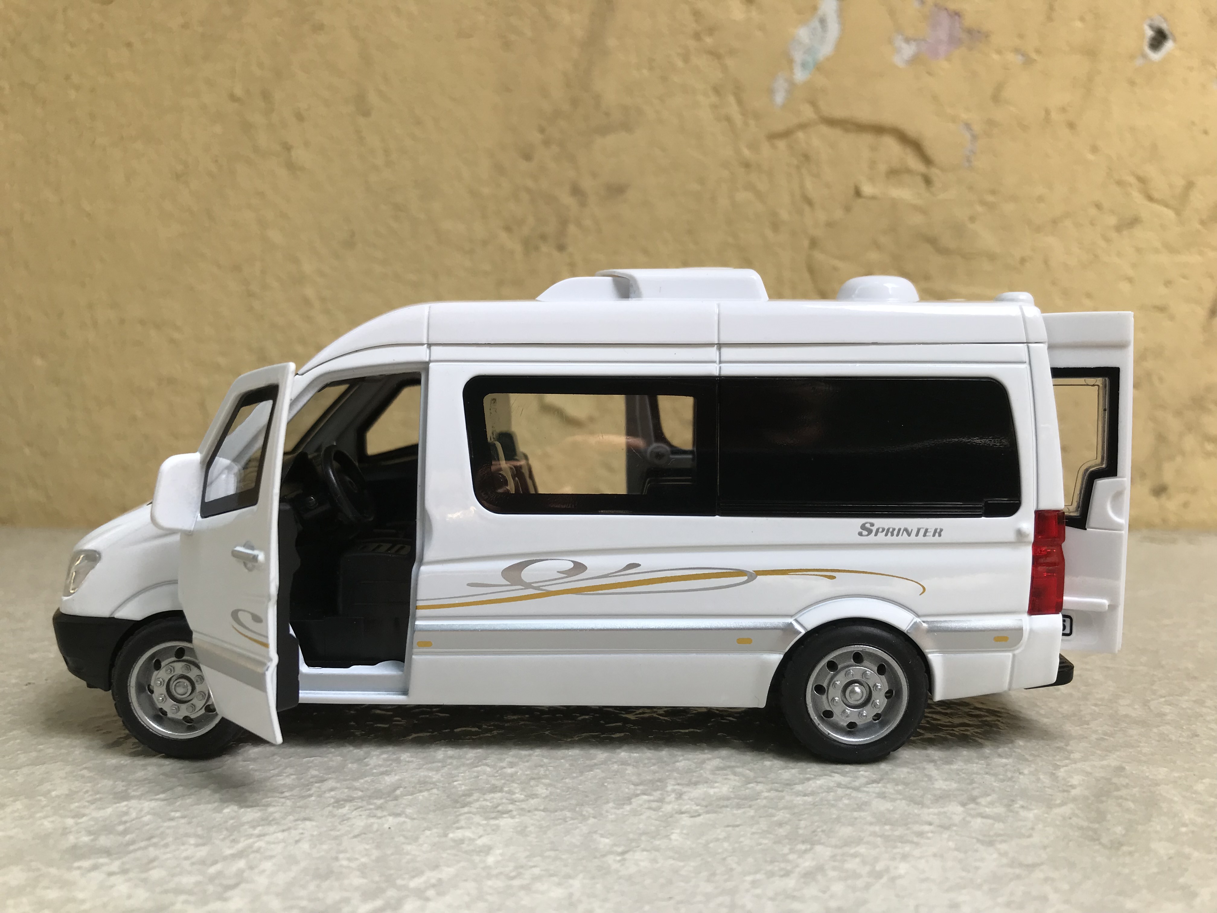 Mô hình xe Mercedes -Benz Sprinter 16 chổ - 1:32