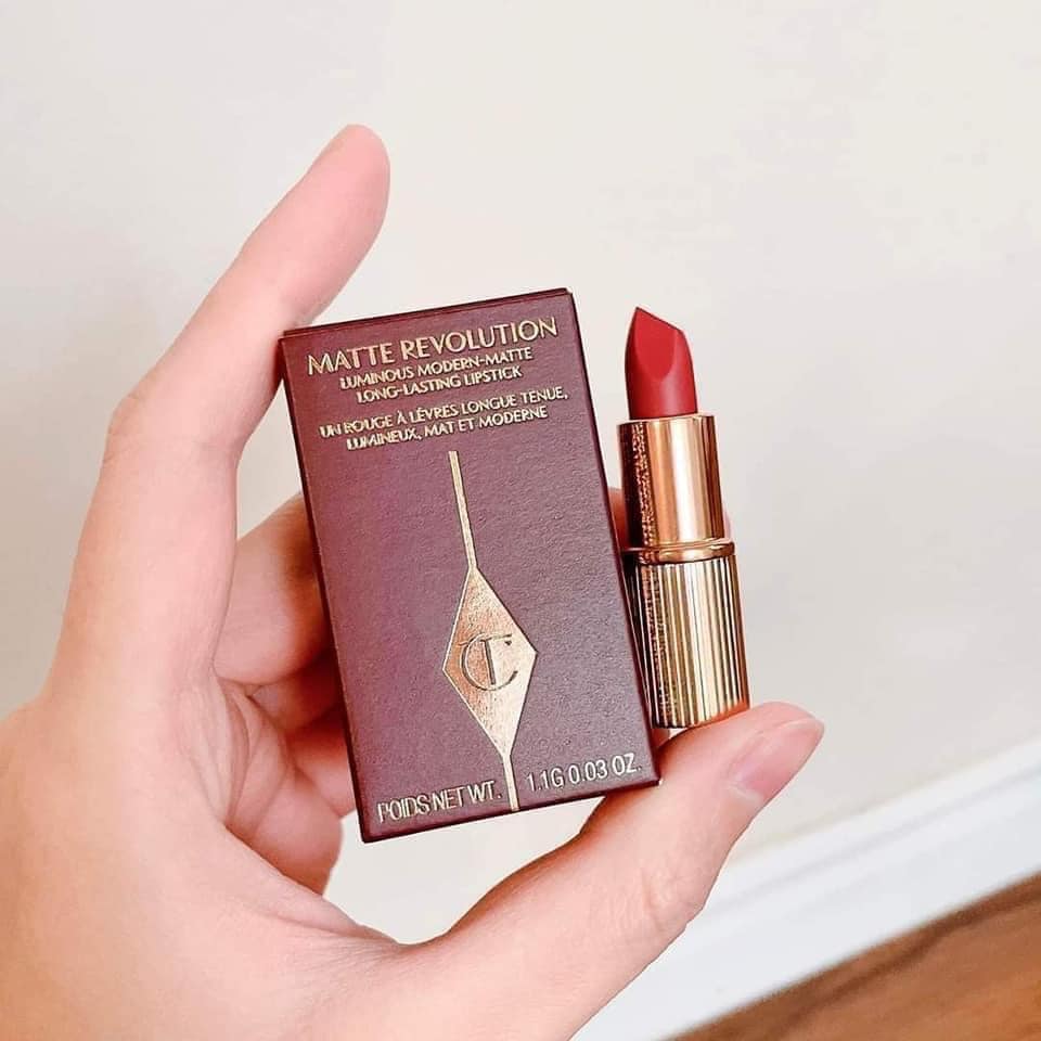 son Charlotte Tilbury Walk