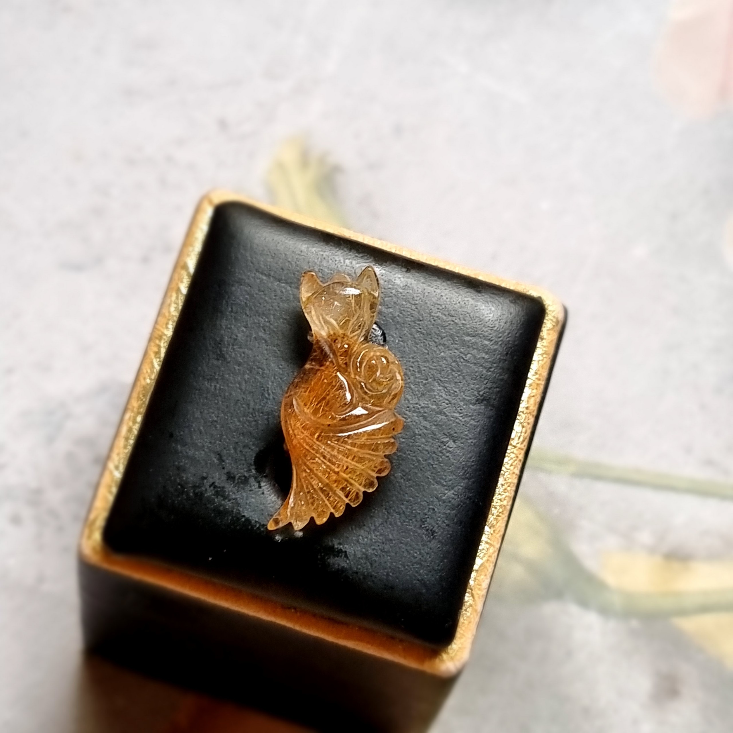 VÒNG CỔ CỬU VỸ HỒ LY THẠCH ANH TÓC VÀNG ĐUÔI VŨ (LÔ 01)
