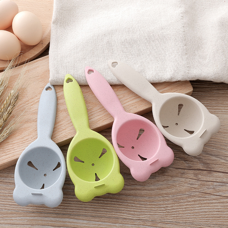 Bear-shaped egg yolk separator