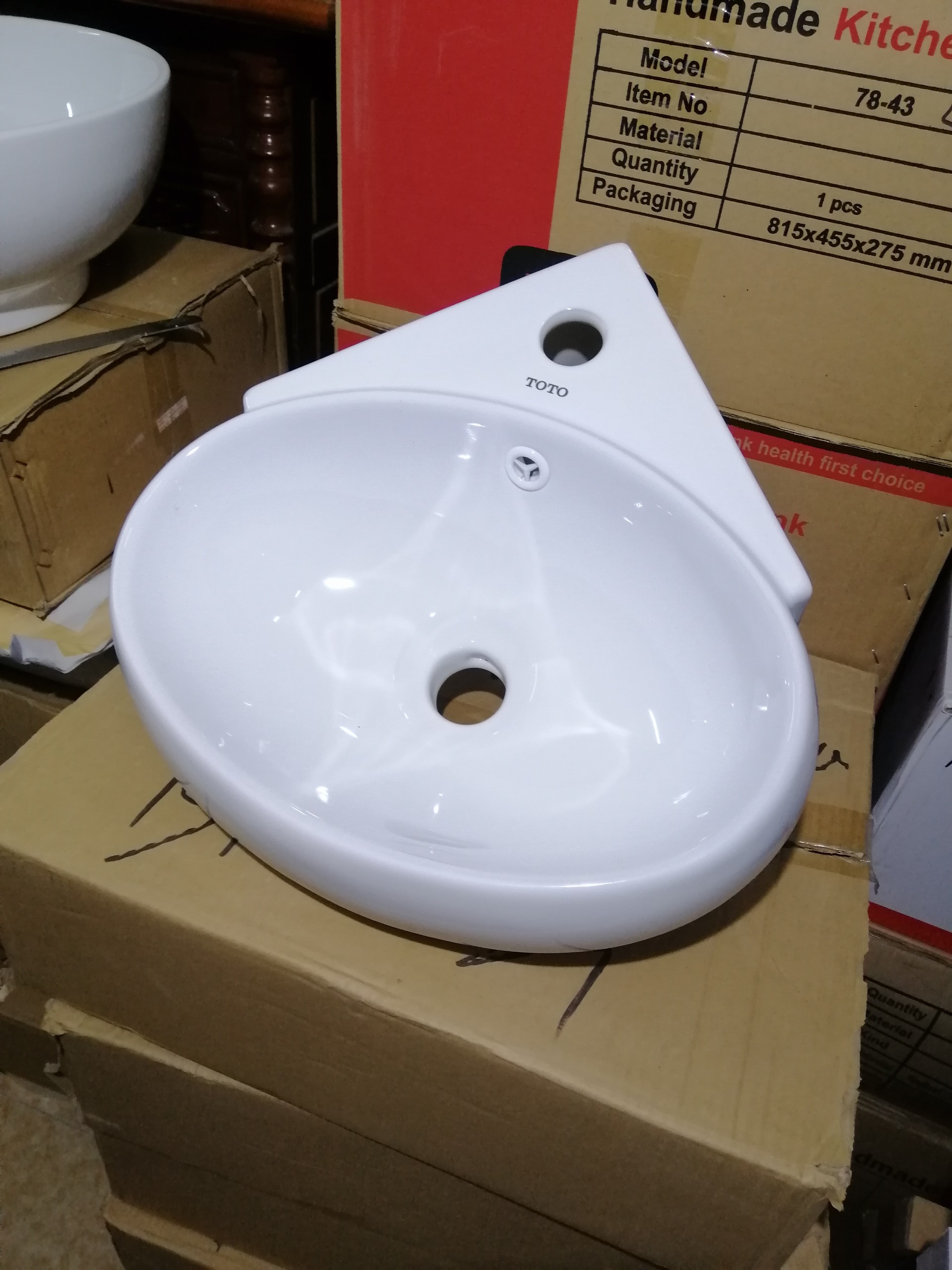 Chậu lavabo treo góc