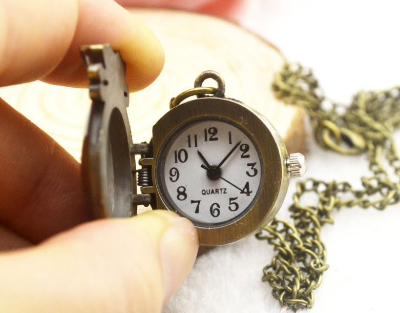 Chain watch face rabbit shape Playboy, watch the hours as usual