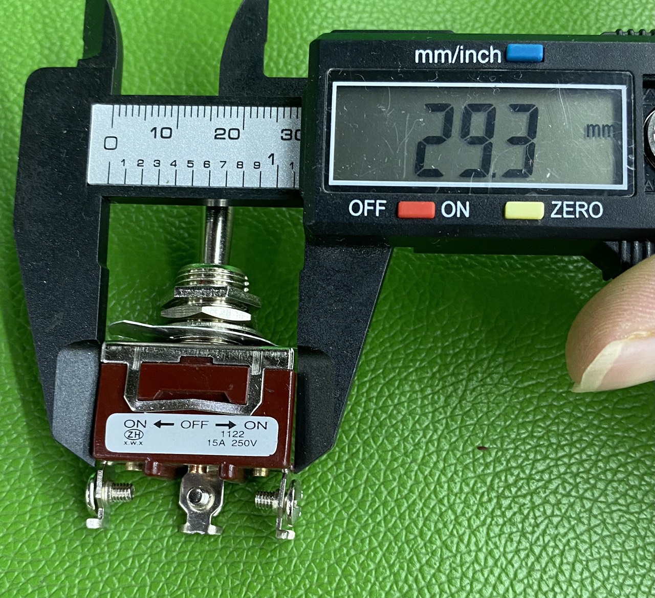 Công tắc bập bênh 3-6 chân NÂU taiwan