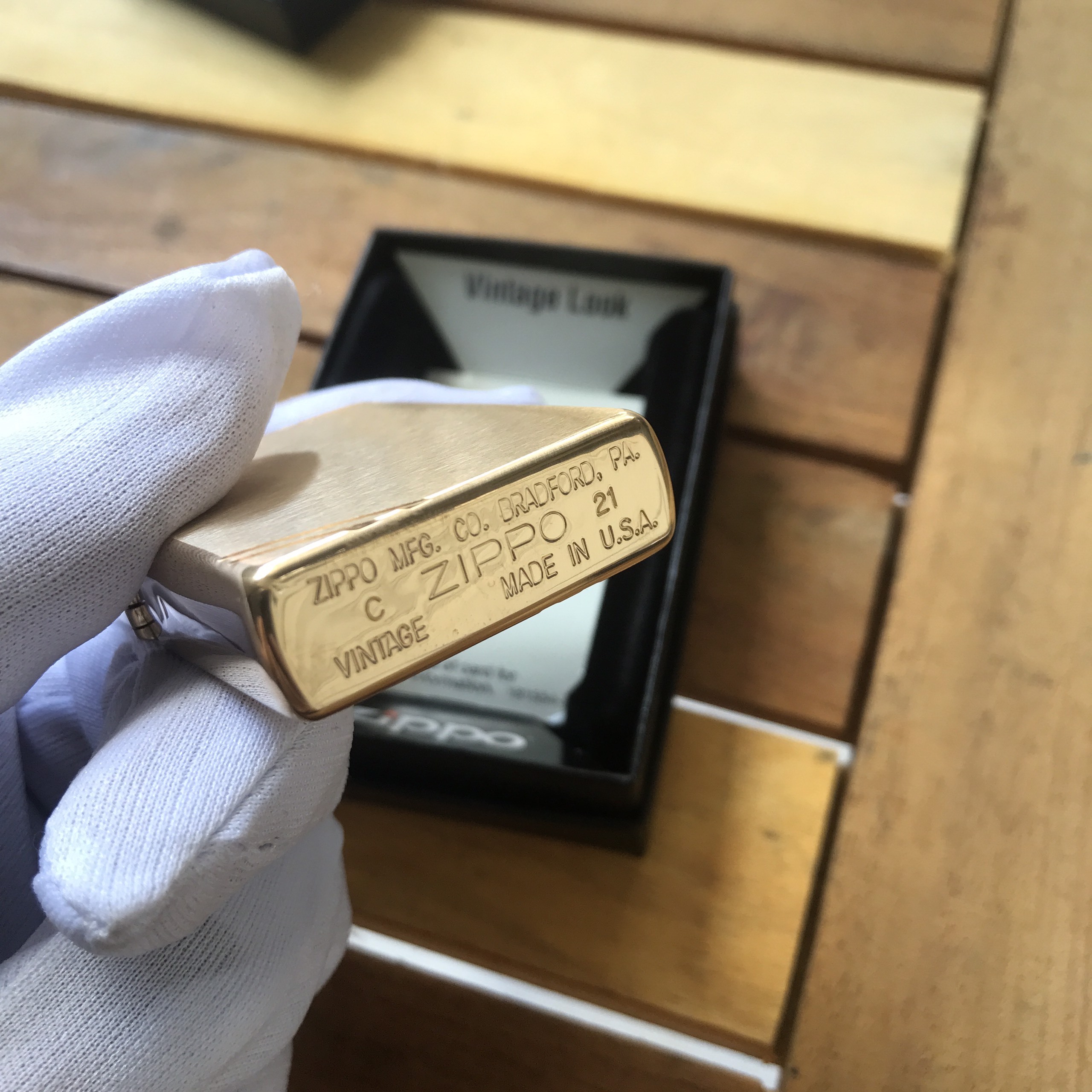 Zippo mỹ Vintage Brushed Brass tái bản (made in USA) tem đỏ, chính hãng (sản phẩm không bao gồm xăng)