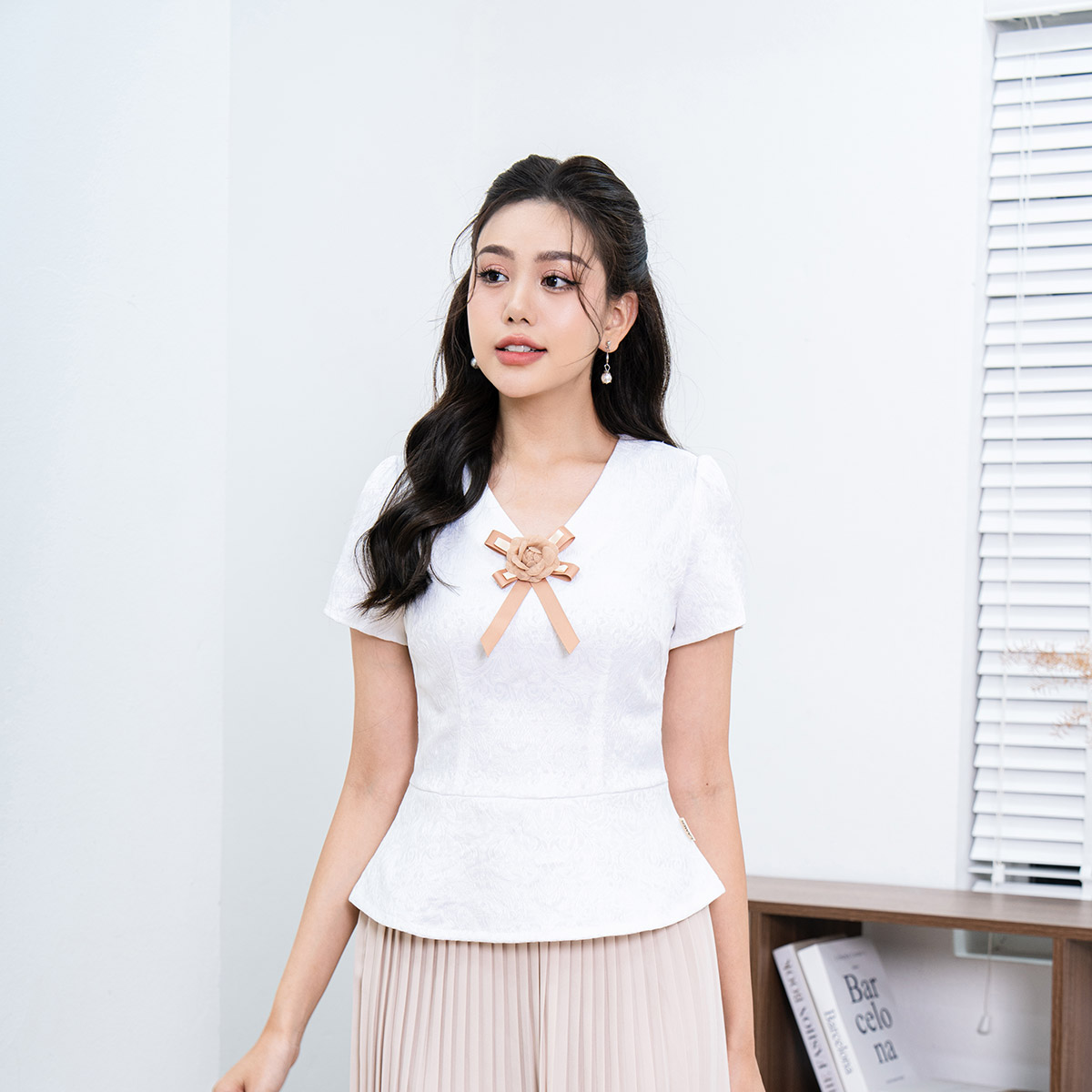 Áo peplum nữ lamer cổ tim cài hoa l61b23q068