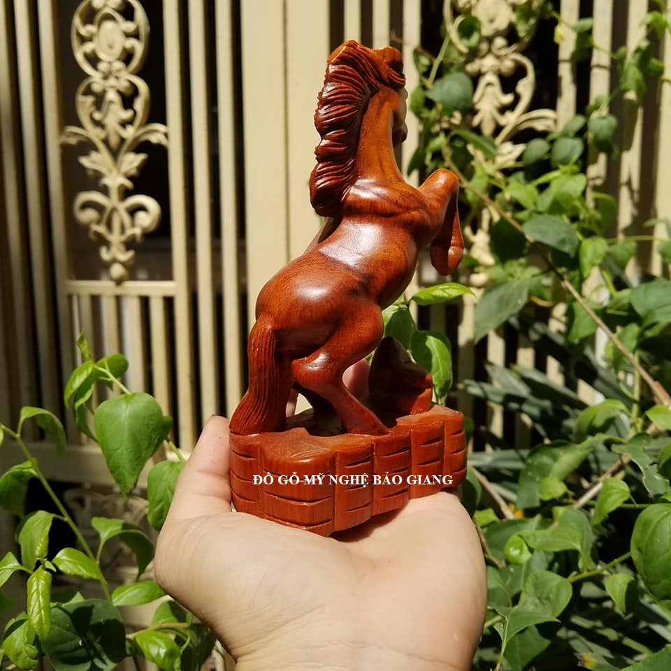 Tượng con ngựa gỗ hương