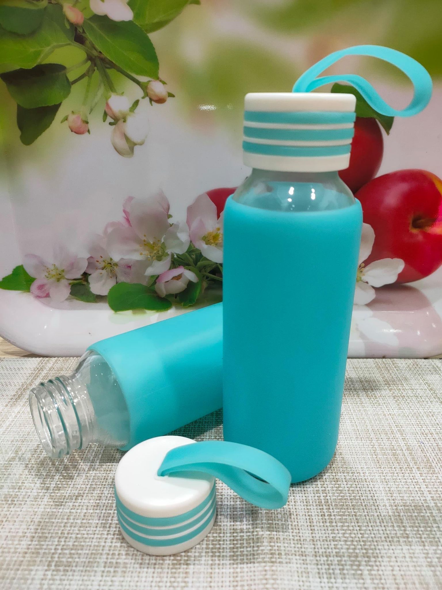 BÌNH NƯỚC THỦY TINH 300ML BỌC SILICON, NẮP CÓ DÂY XÁCH