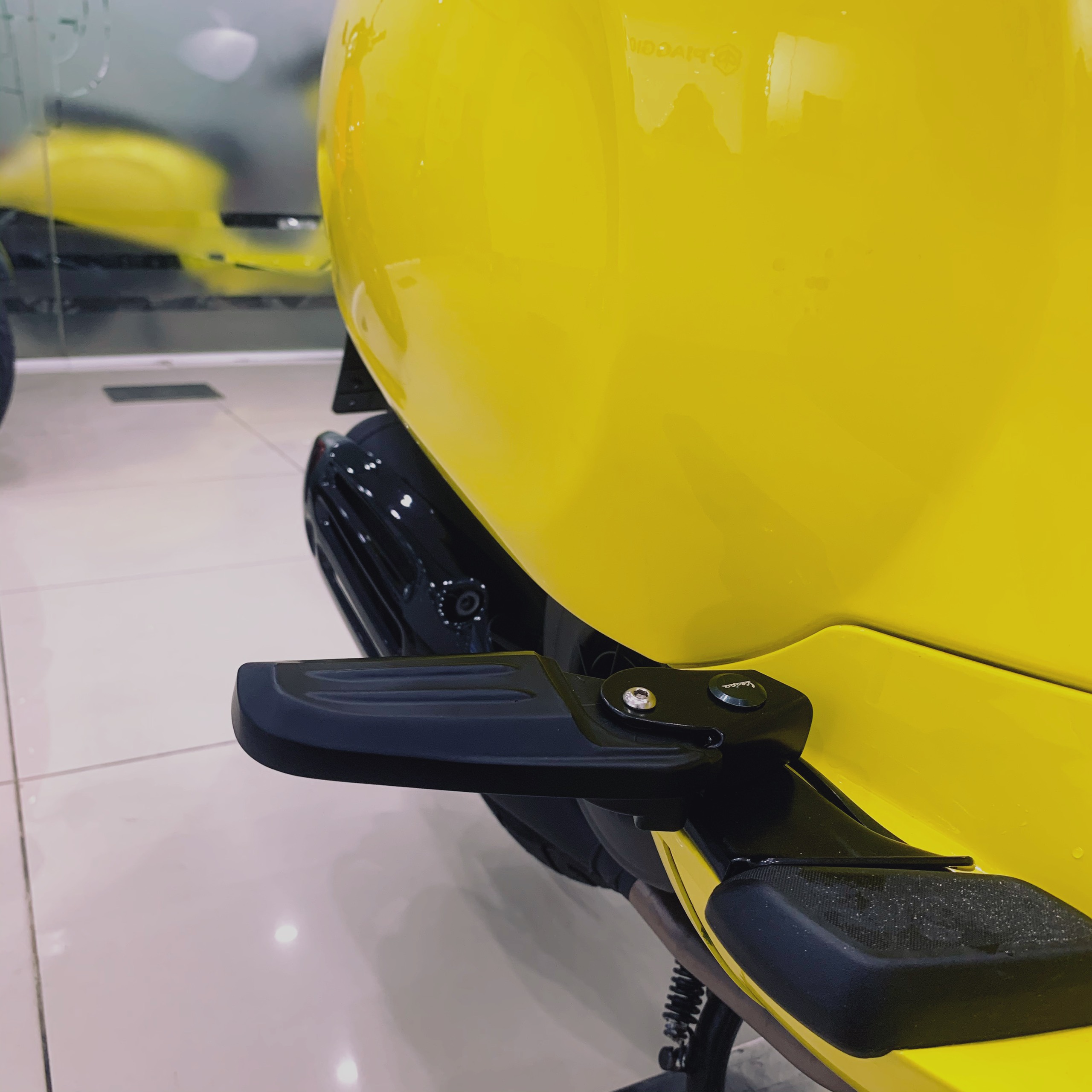 [HCM]Gác chân  dành cho xe Vespa