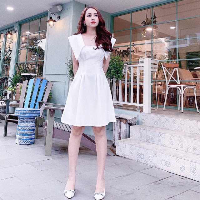 Đầm trắng cổ đắp vai