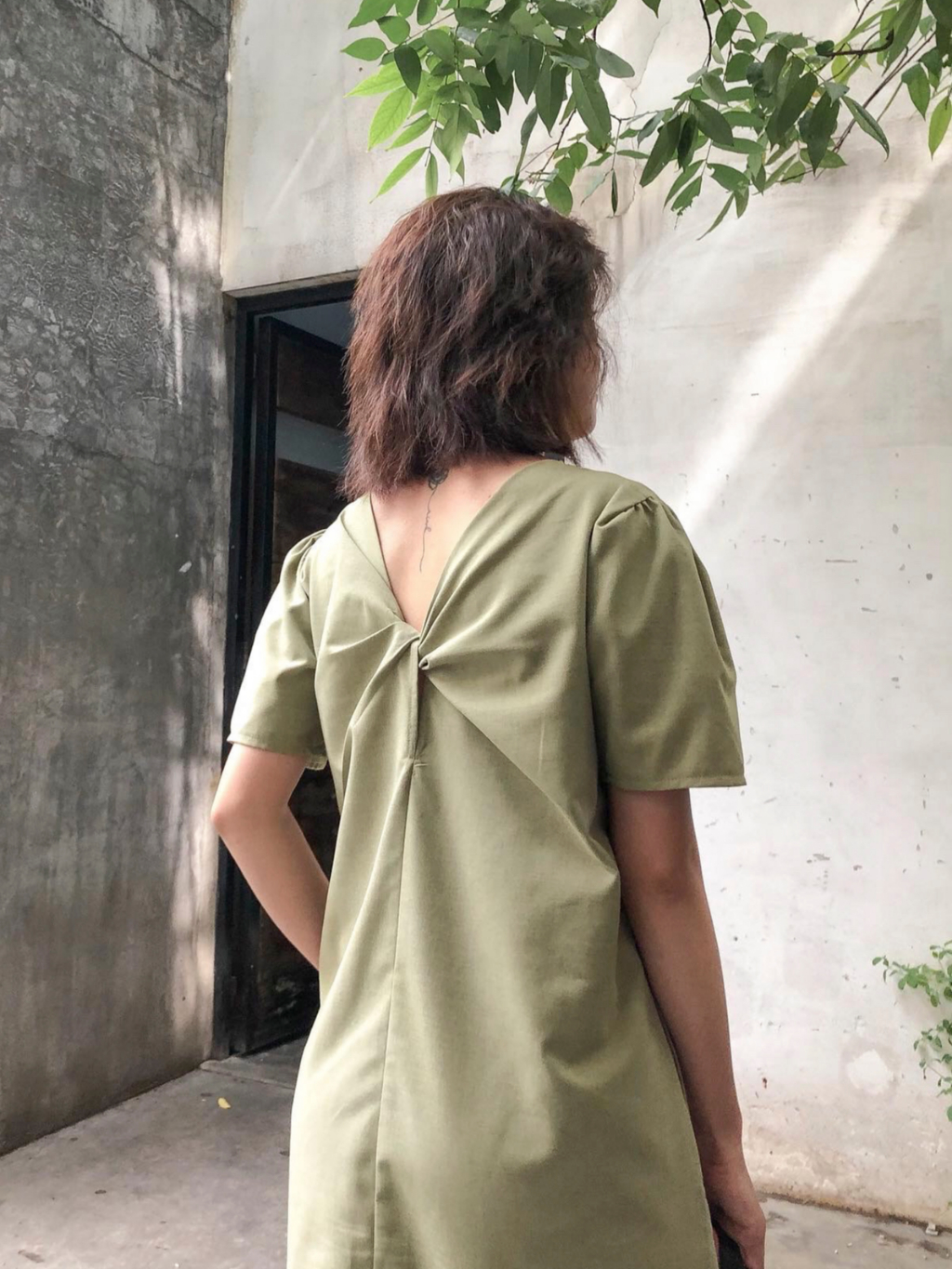 Đầm xoắn form xuông mặc được hai mặt