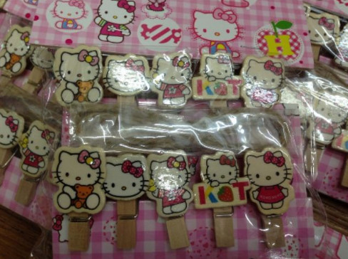 Kẹp gỗ hello kitty vỉ 10 cái và 1 mét dây thừng