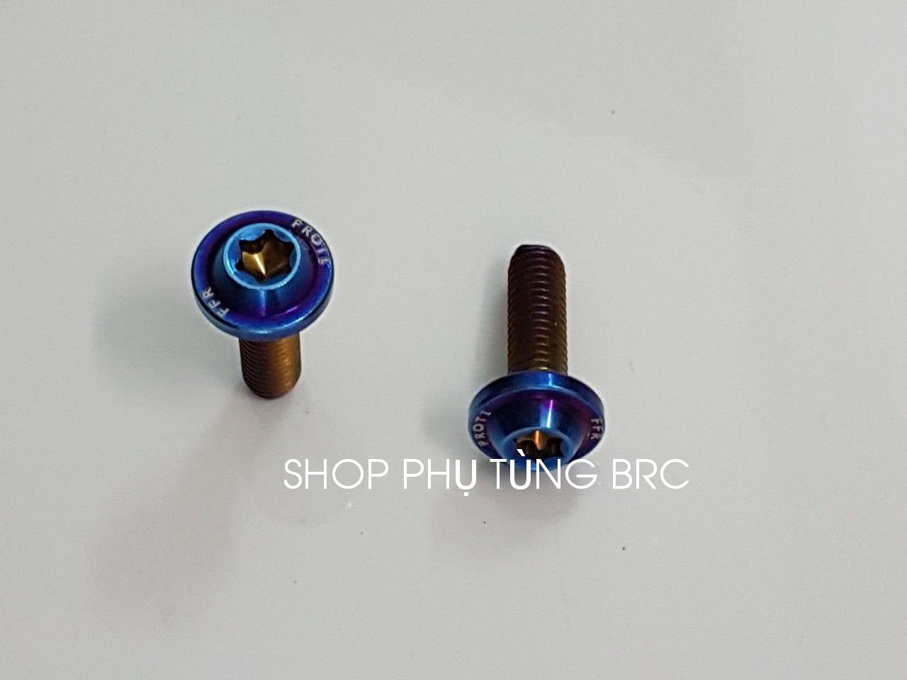 Combo 2 con ốc titan PROTI bắt bảng tên ( SL: 2 con ốc titan)