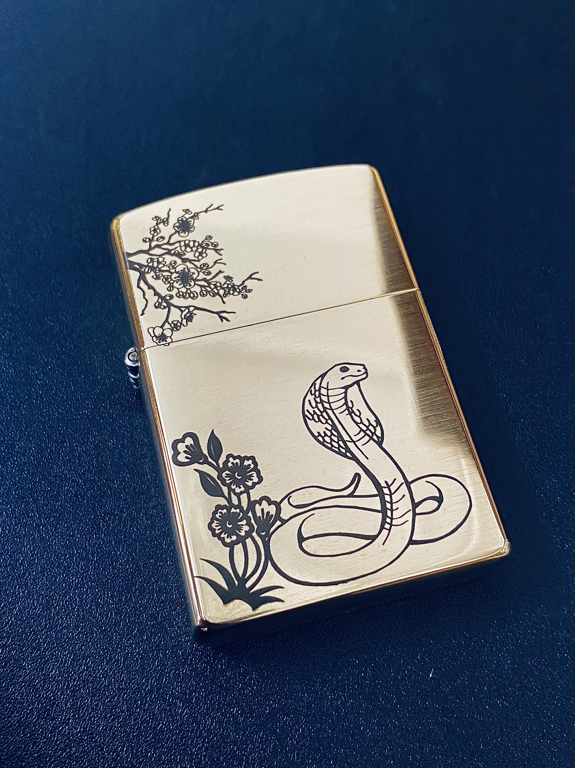 Bật Lửa Zippo Mỹ Đồng Nguyên Khối Bộ 12 Con Giáp [Tuổi Tỵ]  [Kem chai xăng + HỘP].