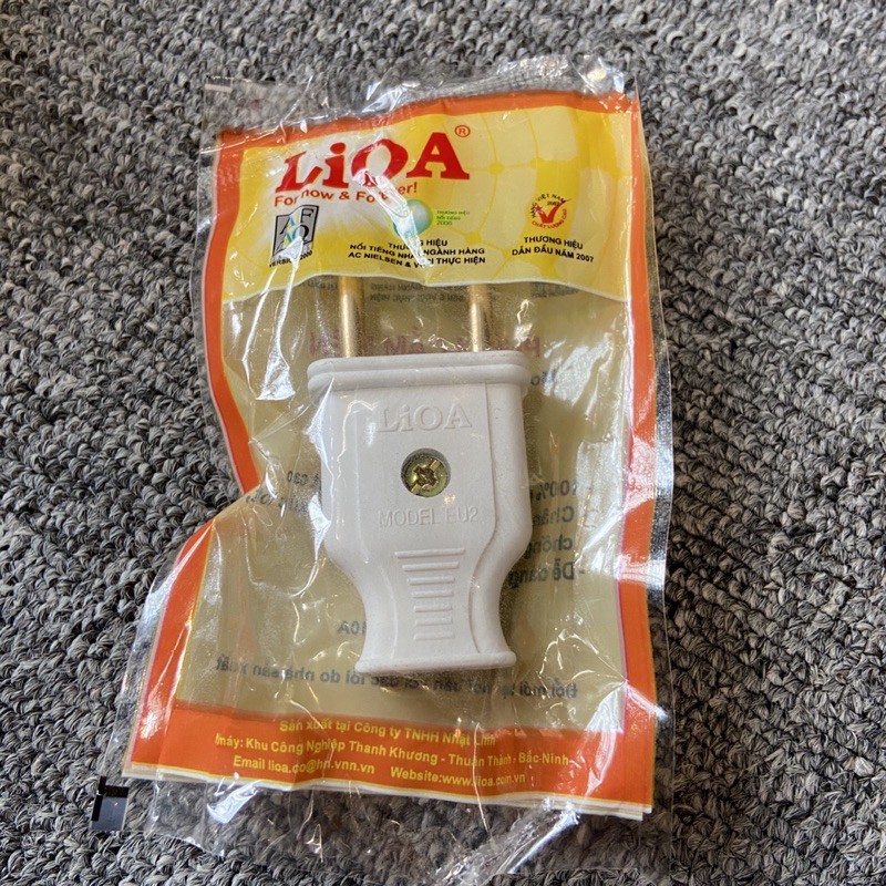 Phích cắm điện Lioa chân tròn phi 4 - phi 5 chất liệu nhựa cứng cáp