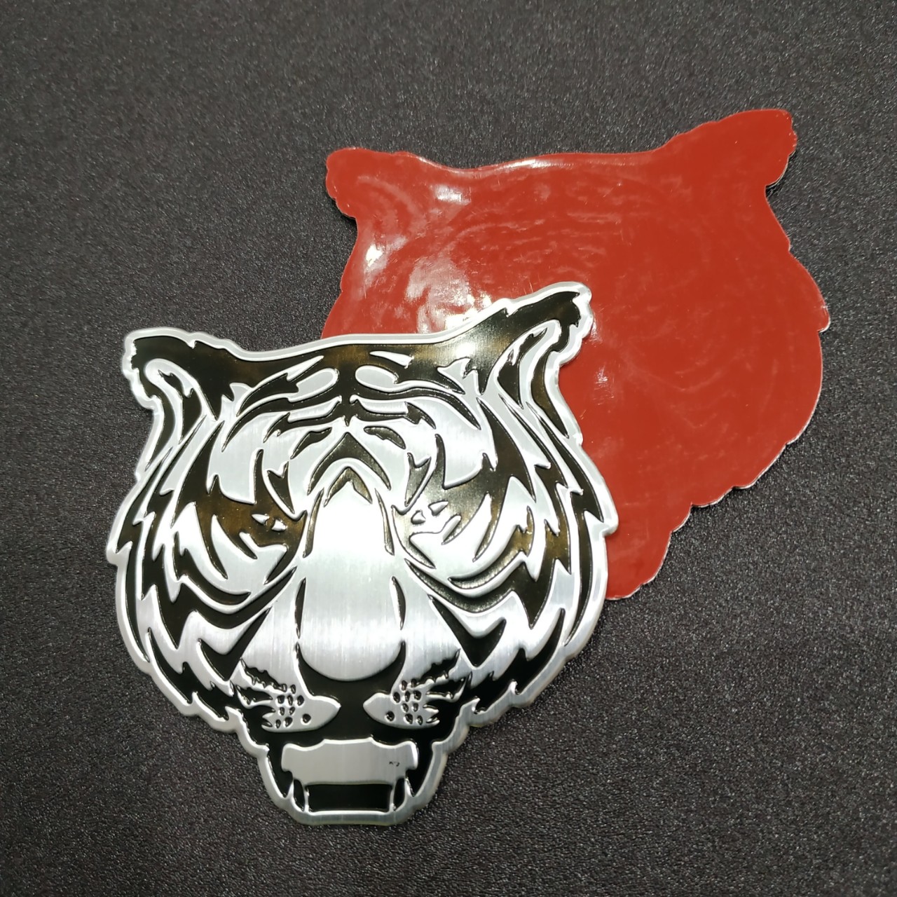 Tem nhôm dán xe đầu hổ 7x7 cm