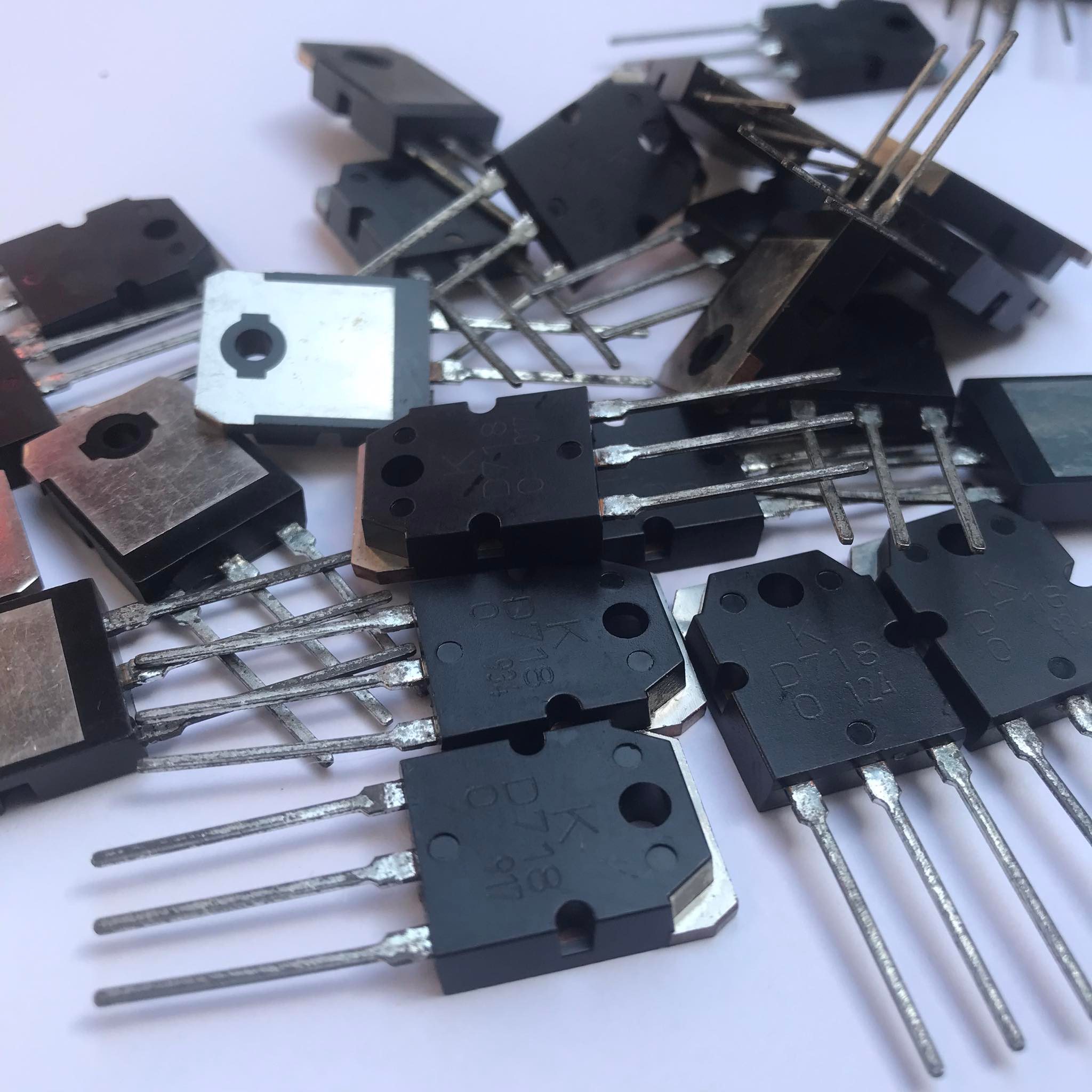 Transistor ( sò) B688 lưng đồng,KEC (hàng mới) và D718 lưng đồng,KEC (hàng mới, hàng tháo máy như mới) 2con NT4