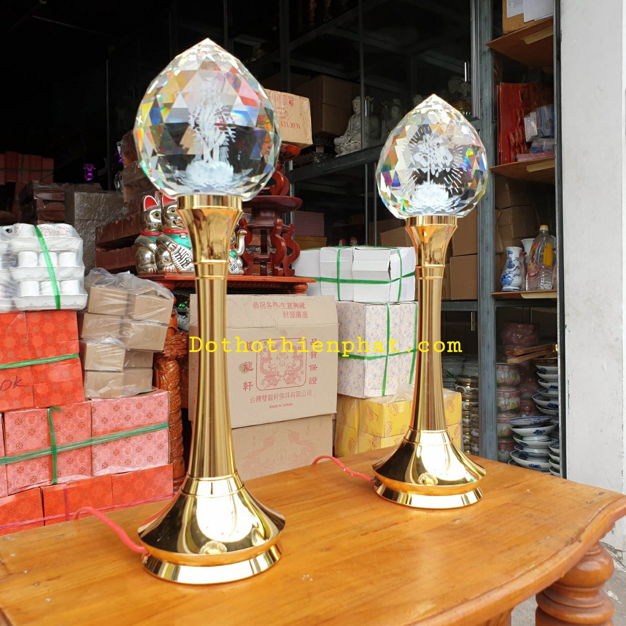 Cặp đèn thờ pha lê trái đào cao 41cm