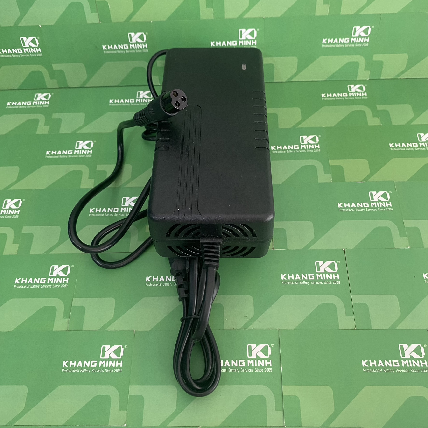 Sạc pin 42V giắc 3 chấu M12 có quạt cho xe điện cân bằng 10S 36V Li-ion