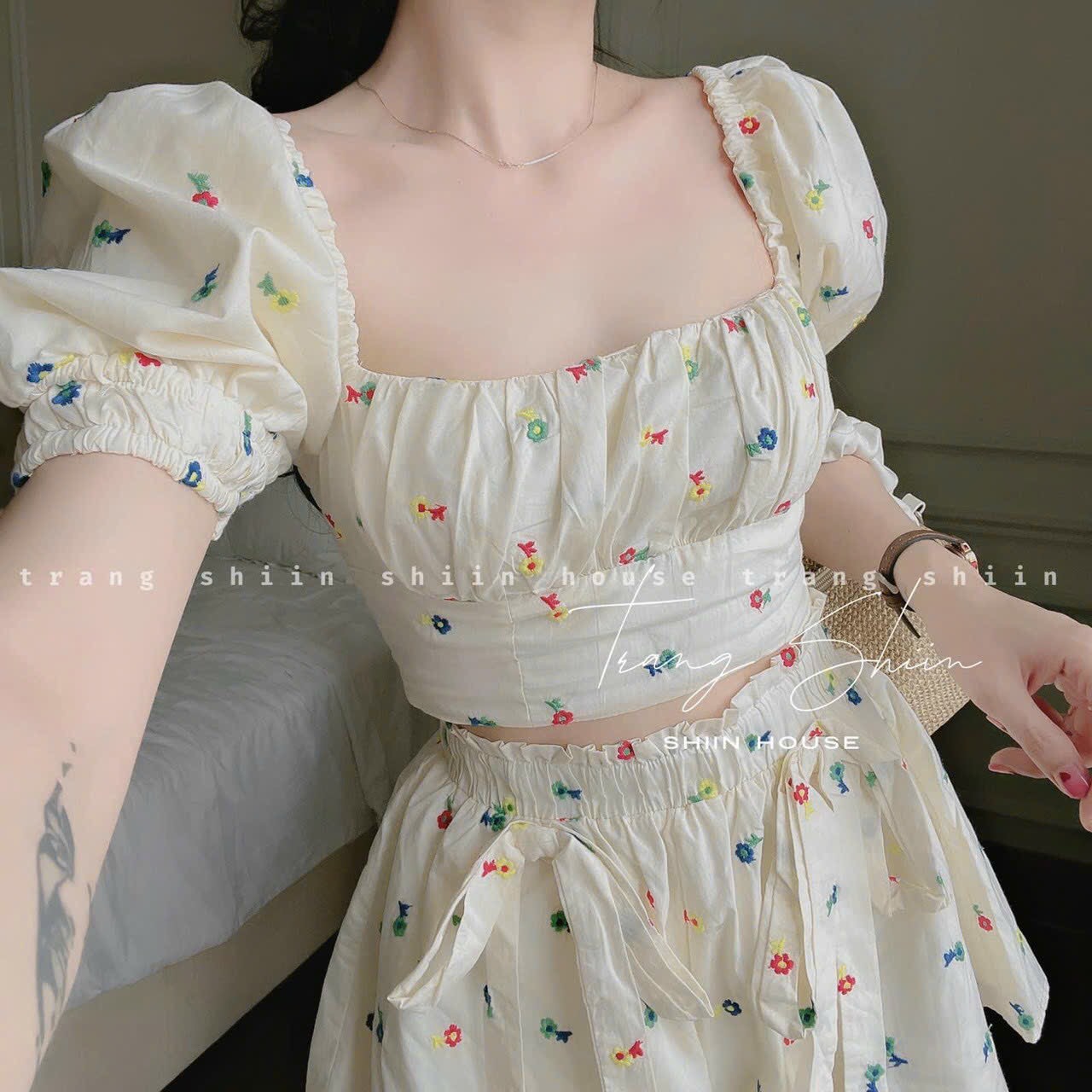 Set áo croptop tay phồng hoa nhí cổ vuông và quần short nữ vải lụa, đồ bộ đùi dễ thương style Hàn Quốc