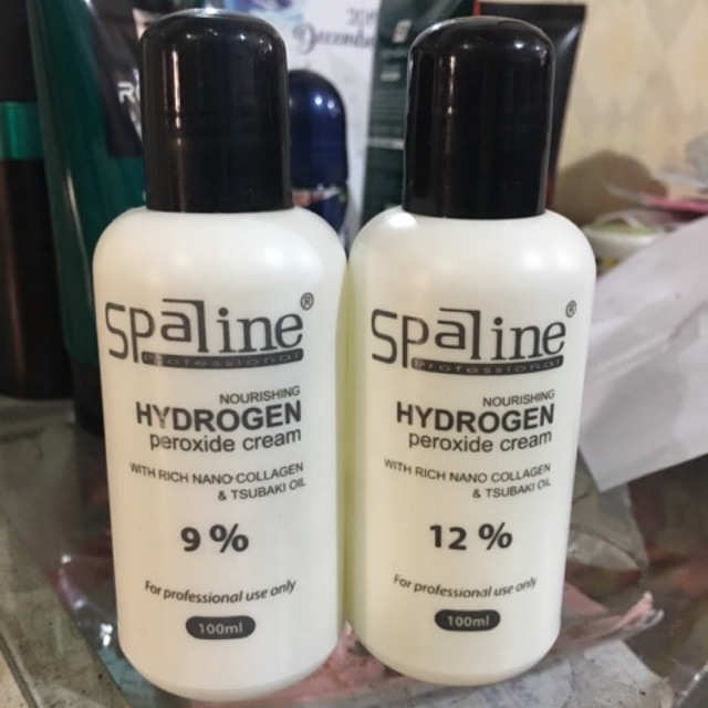 Oxy siêu dưỡng Spaline hydrogen peroxide giúp cho màu nhuộm tóc của bạn trở nên đặc biệt và thanh thoát với chất liệu làm từ hydrogen peroxide tự nhiên. Sản phẩm này không chỉ cung cấp độ ẩm cho tóc của bạn mà còn bảo vệ tóc khỏi tác động của môi trường. Hãy trải nghiệm sự khác biệt với Spaline hydrogen peroxide!