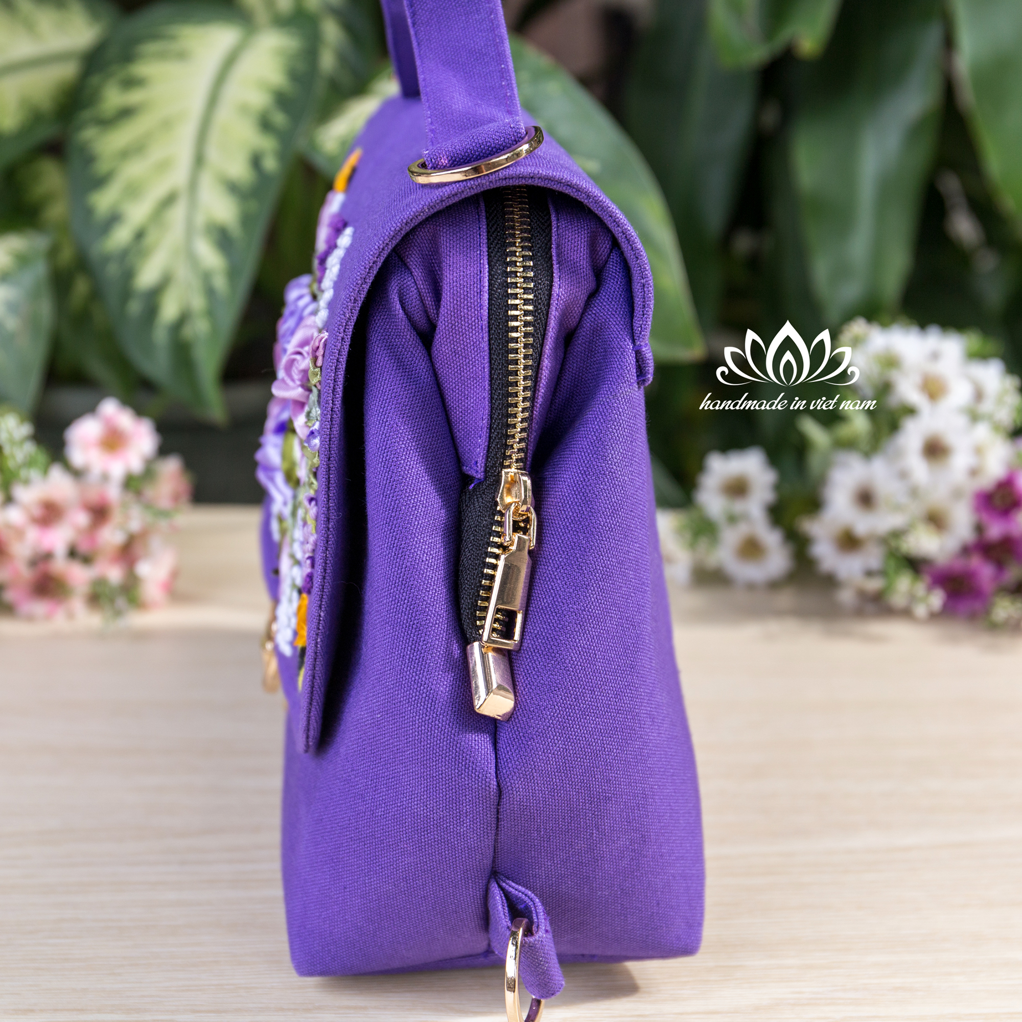 Túi Doctor thêu ruy băng độc lạ