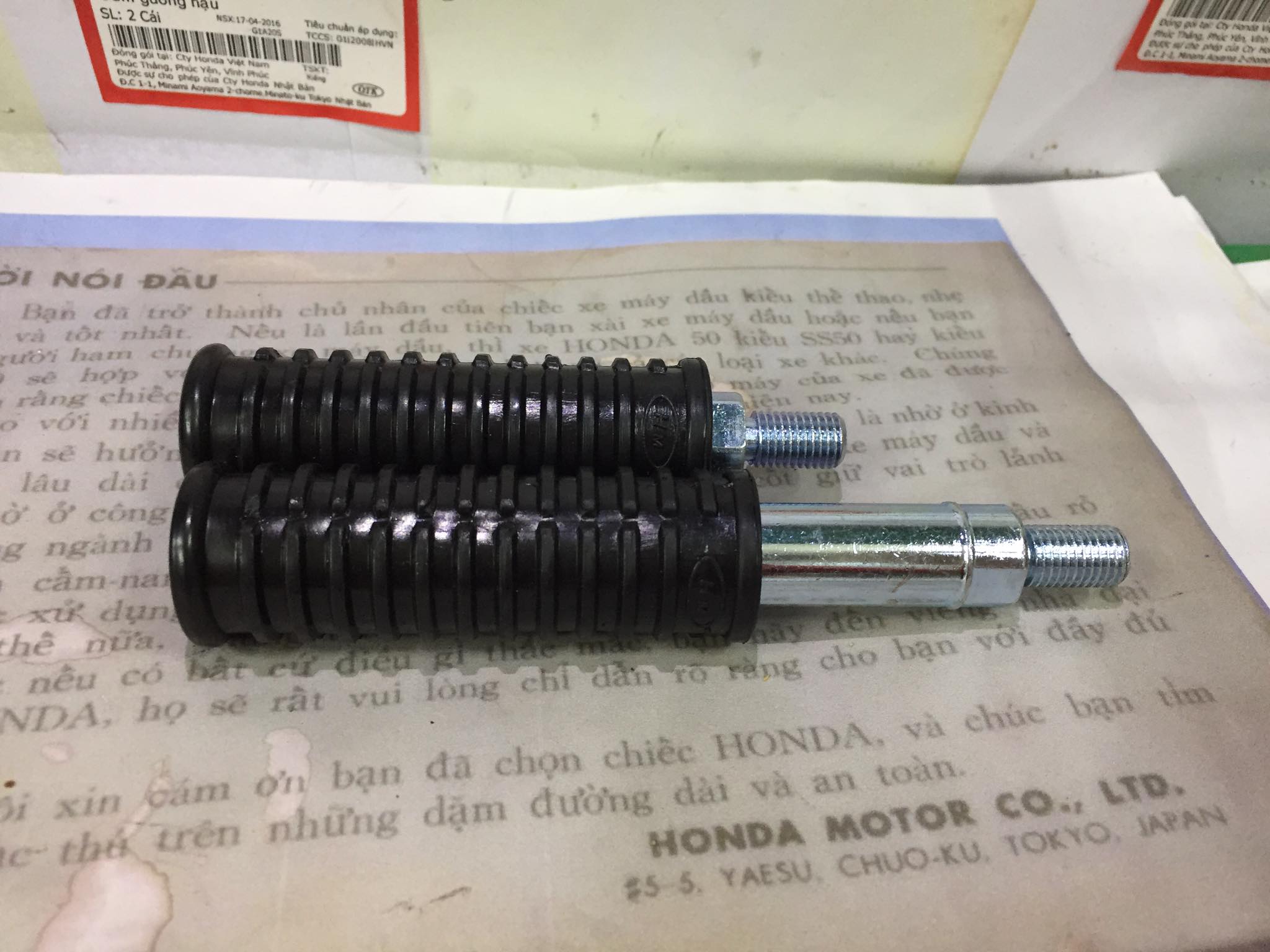 cặp gác chân sau và cao su HM 68-72 gia công cho xe đi pô cao-povắt-màu xi ngẫu nhiên đen hoặc trắng