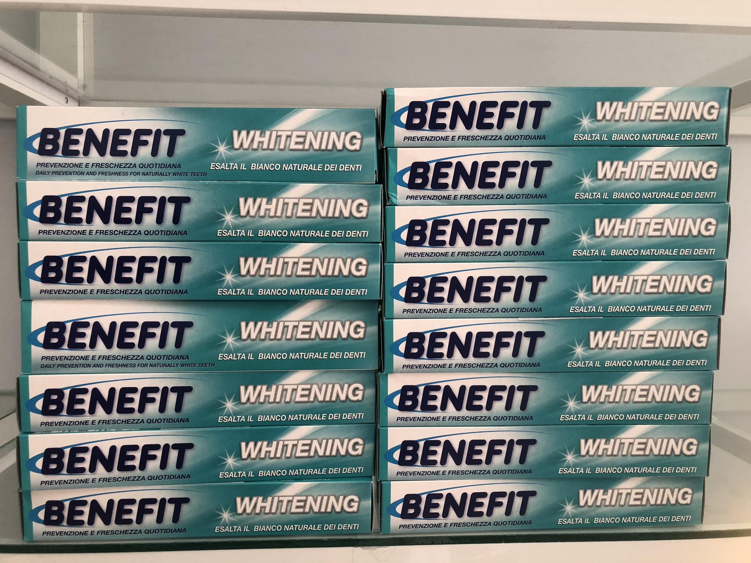Kem đánh răng làm trắng răng Benefit 75 gr