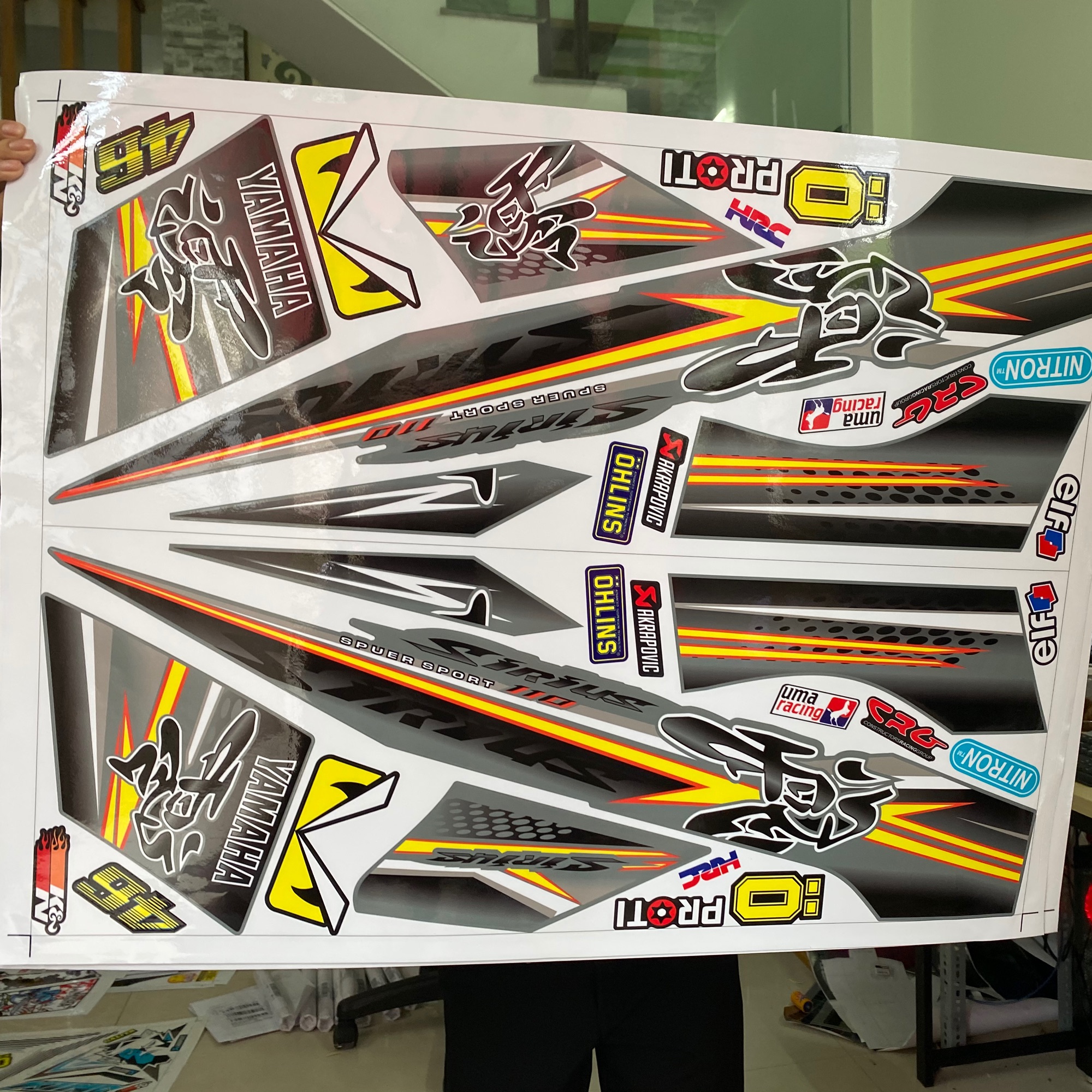 Tem rời sirius chữ tàu dán xe xám xi măng