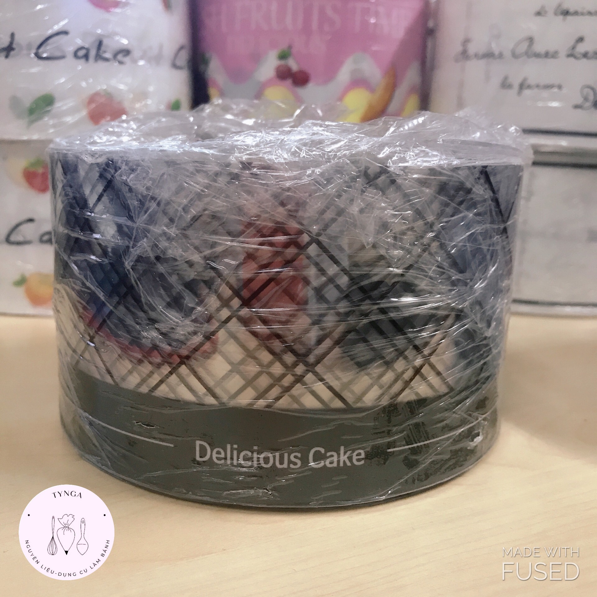 Cuộn mica quấn thành bánh mousse cao 8cm