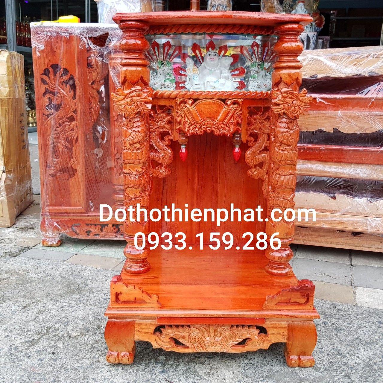 Bàn thờ thần tài ông địa gỗ xoan ngang 48cm quỳ trụ điện tử mẫu rất đẹp