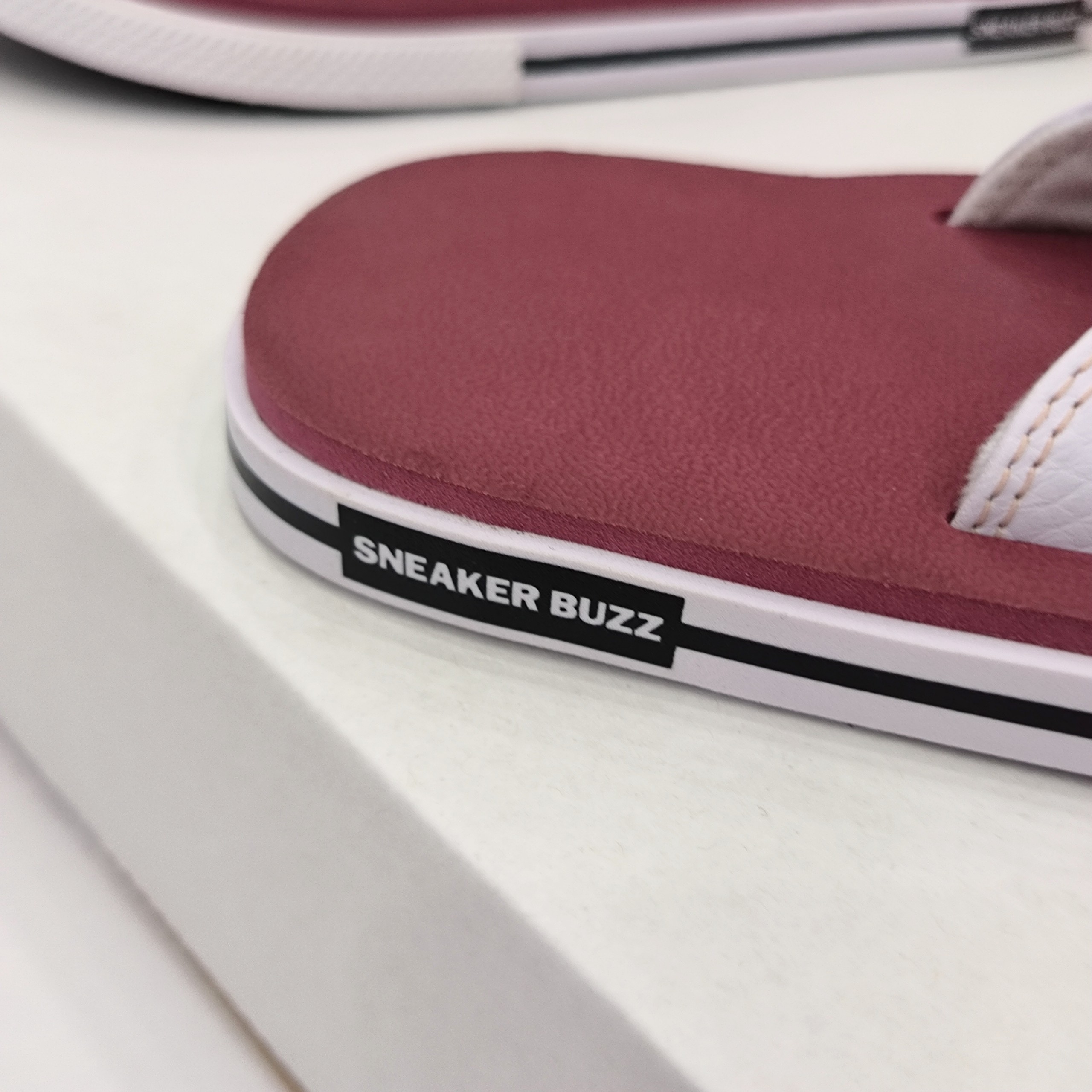 Dép Sneaker Buzz đỏ trầm quai trắng xỏ ngón