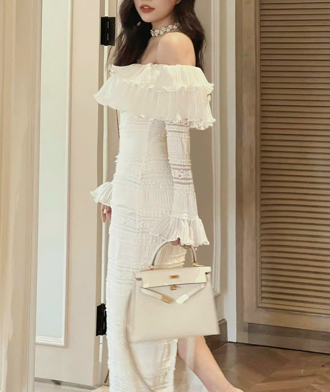 Đầm ren trễ vai phối bèo tay dài