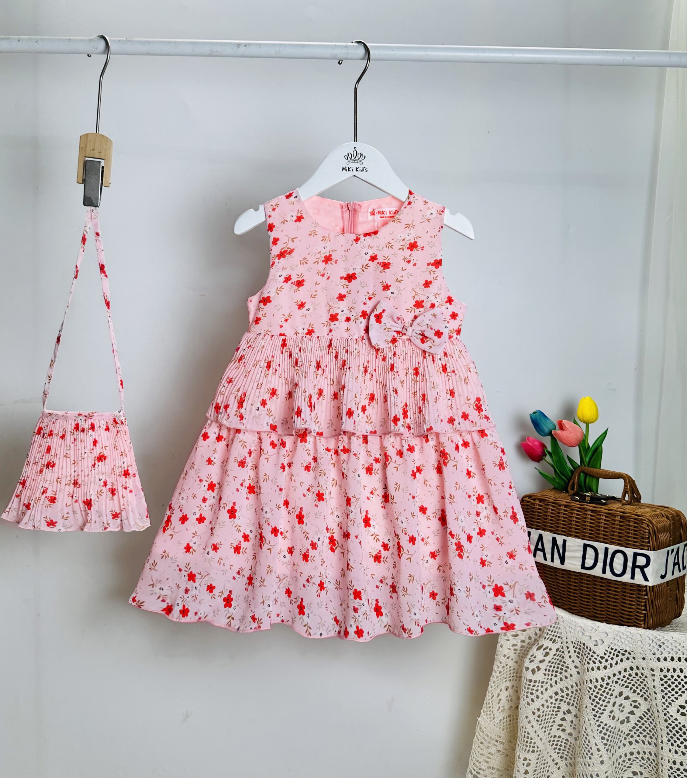 Đầm 2 tầng dập ly nơ eo kèm túi dập ly bé gái