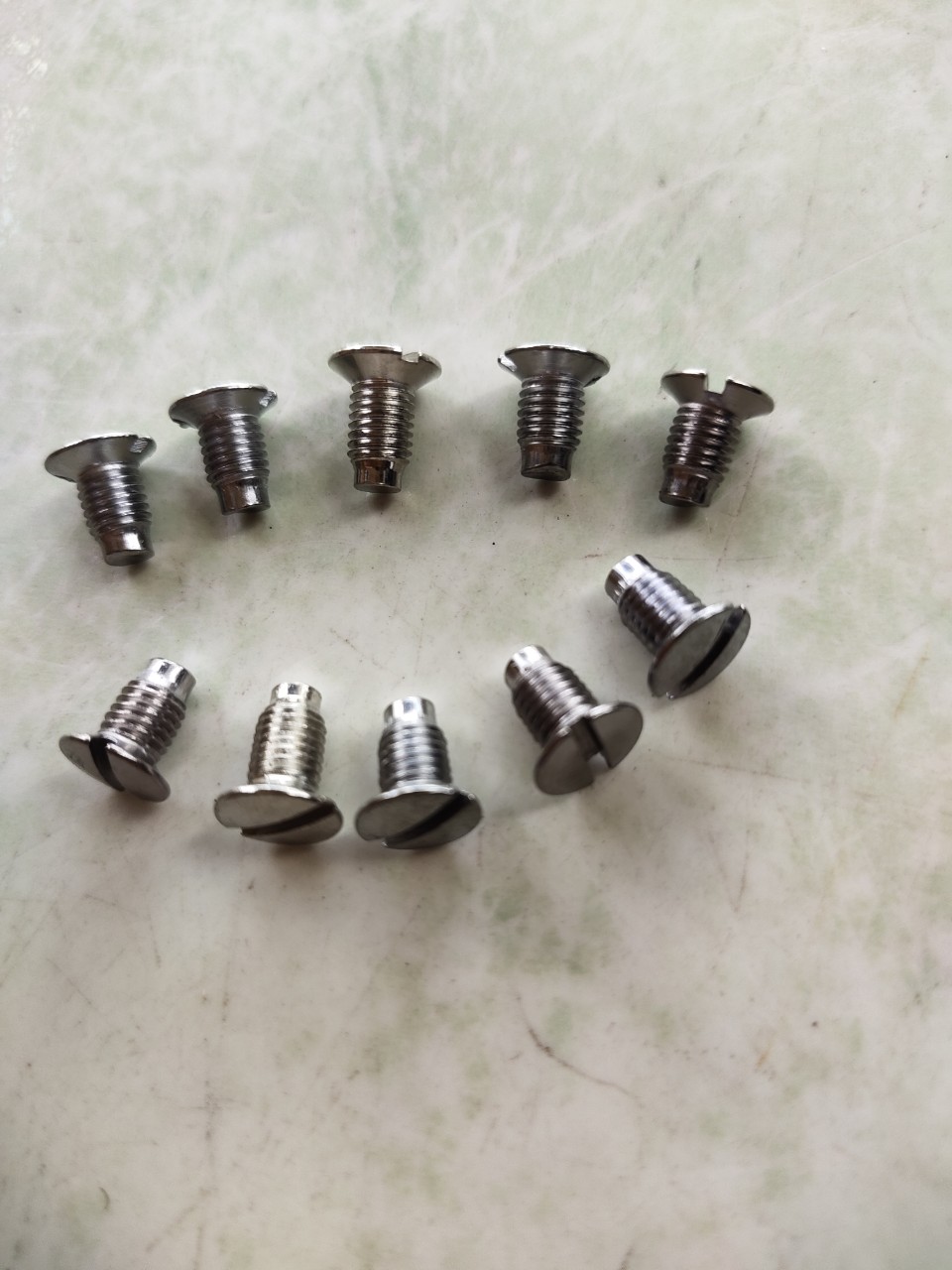 Con ốc gắn mặt nguyệt máy may công nghiệp