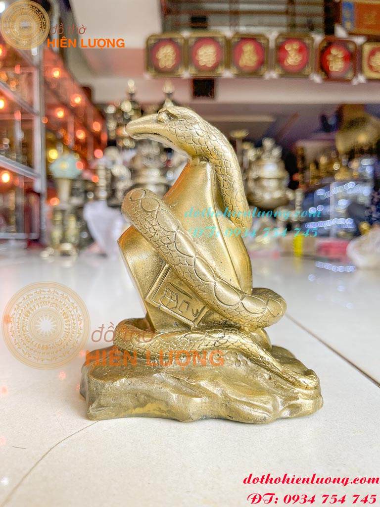 Tượng Rắn Bằng Đồng Phong Thủy Cuốn Thỏi Vàng Cao 18cm - Tượng Rắn 12 Con Giáp