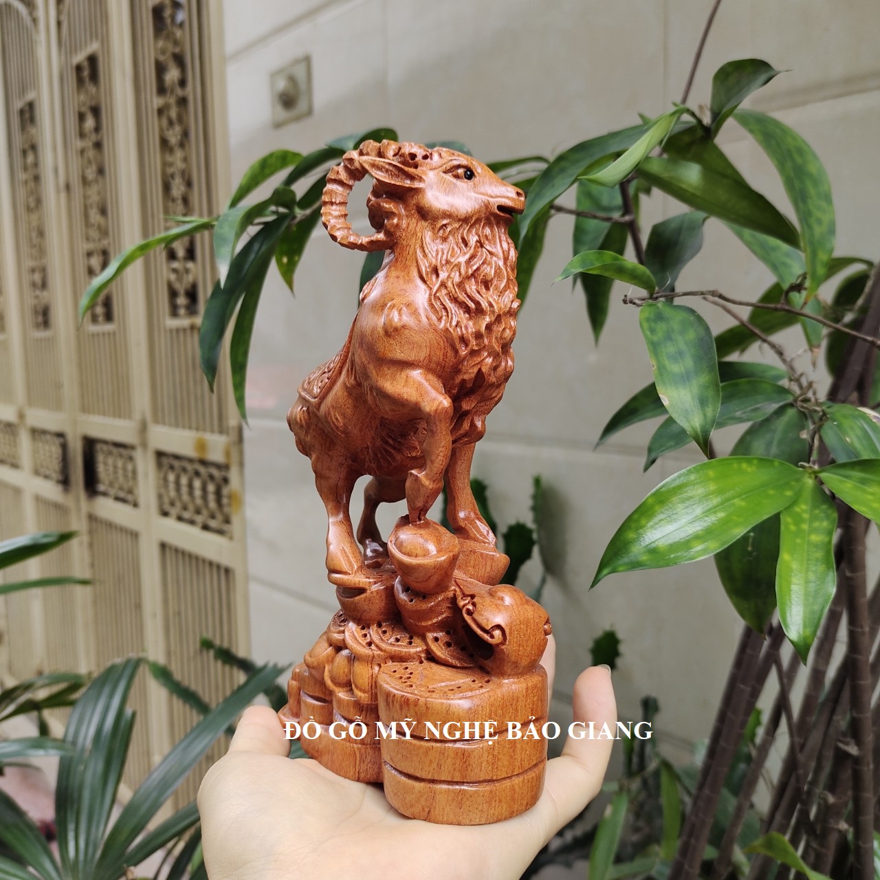 Tượng con dê gỗ hương cao 20 cm mẫu mới