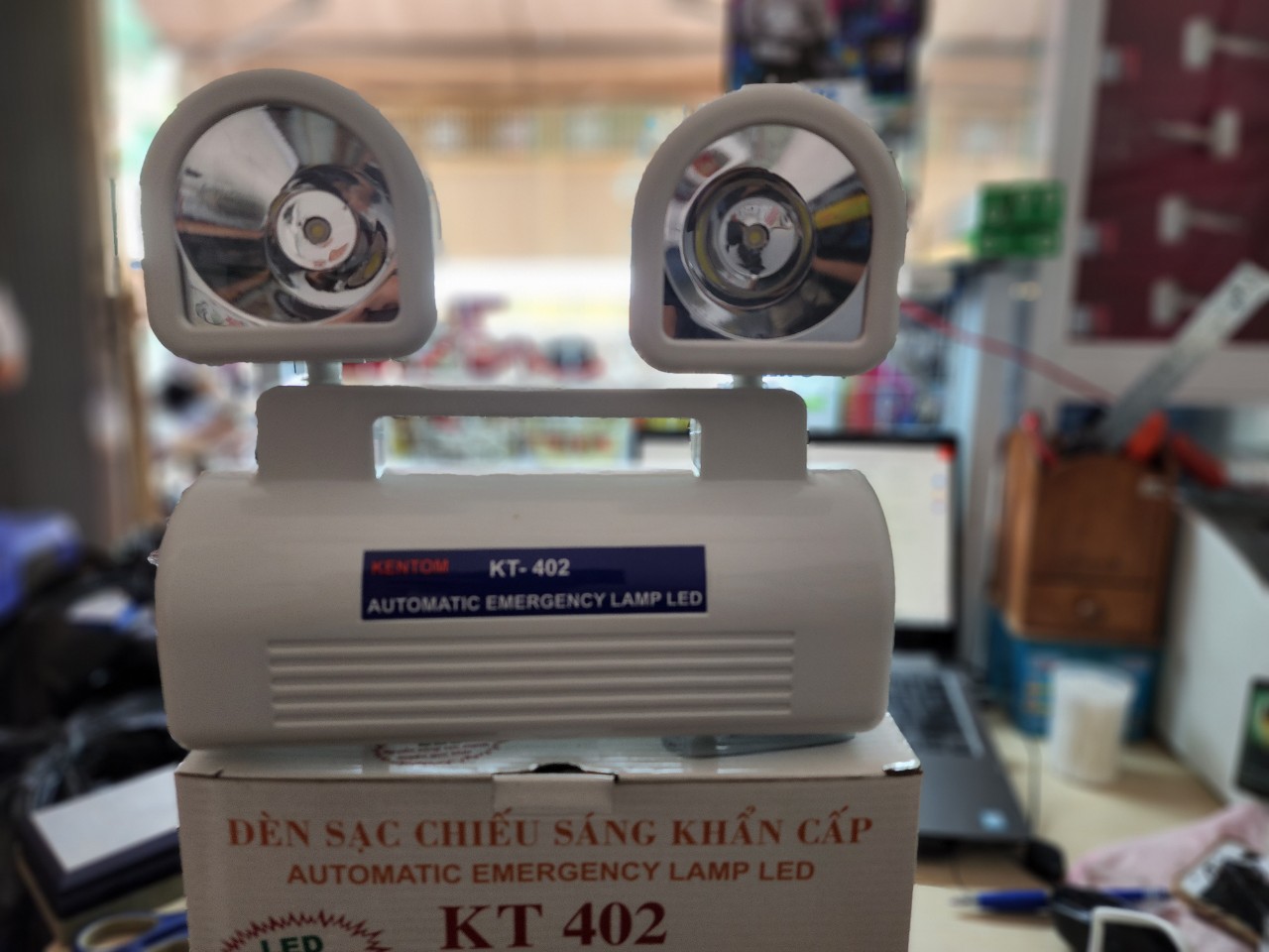 [HCM]ĐÈN SẠC CHIẾU SÁNG KHẨN CẤP  KT 402