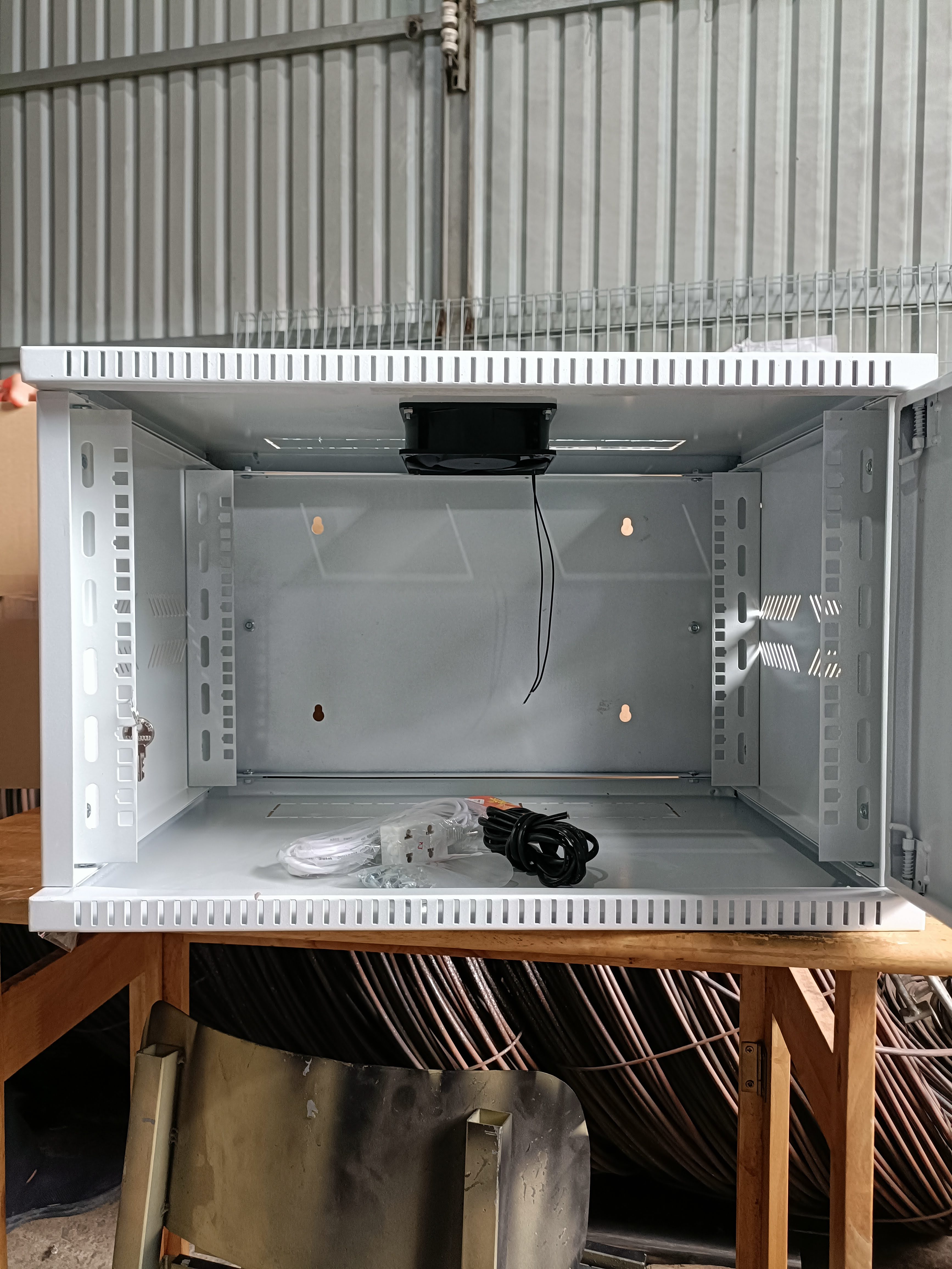 TỦ RACK (TỦ MẠNG) 6U (D400) treo tường (màu xám trắng/màu đen) - mẫu lắp ráp