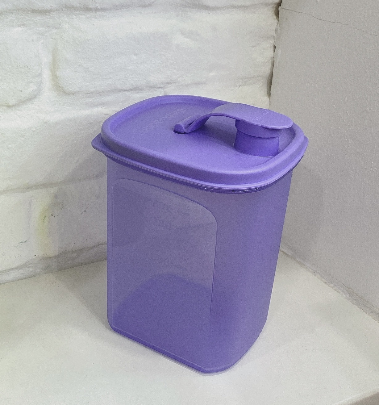 Bình nước Tupperware Slim Line Pitcher 1L