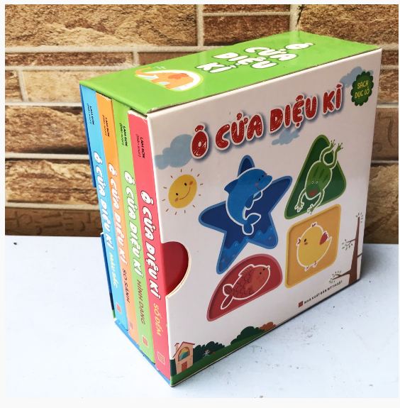 Sách Đục Lỗ: Ô Cửa Diệu Kì - Sách Đục Lỗ, Lật Mở Cho Bé ( Hộp 4 Cuốn)