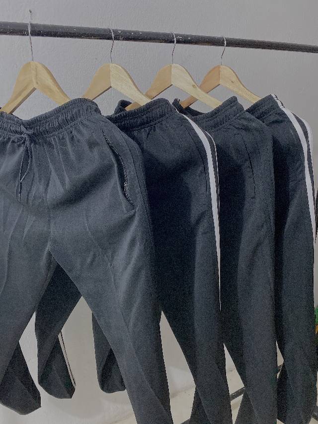 Quần jogger nam nữ 3 sọc đen, trắng.