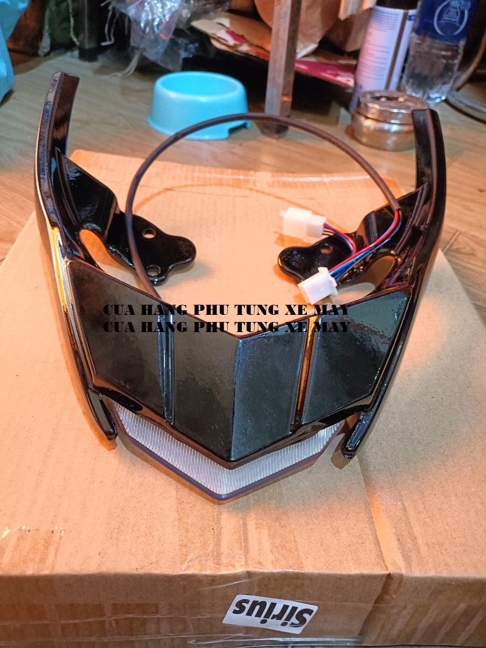 Cảng sau xe Sirius có đèn F1