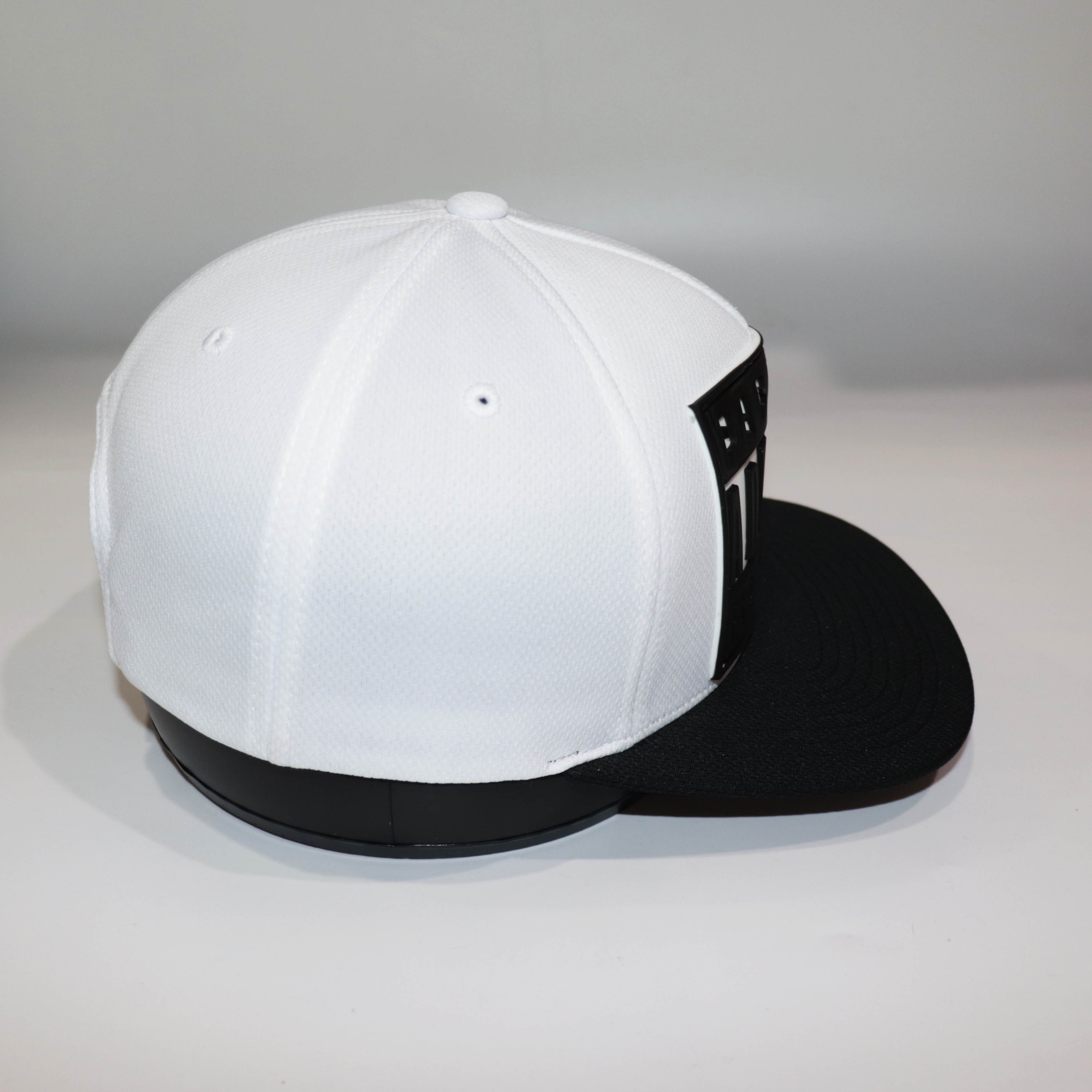 Mũ Snapback NHS ADVIS001 Trắng Kết Đen .