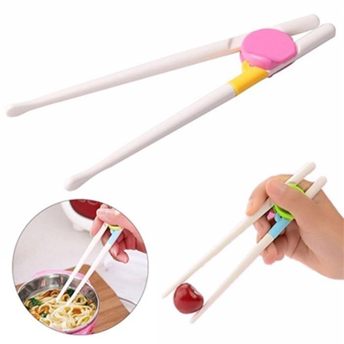ĐŨA CHO BÉ TẬP GẮP THỨC ĂN