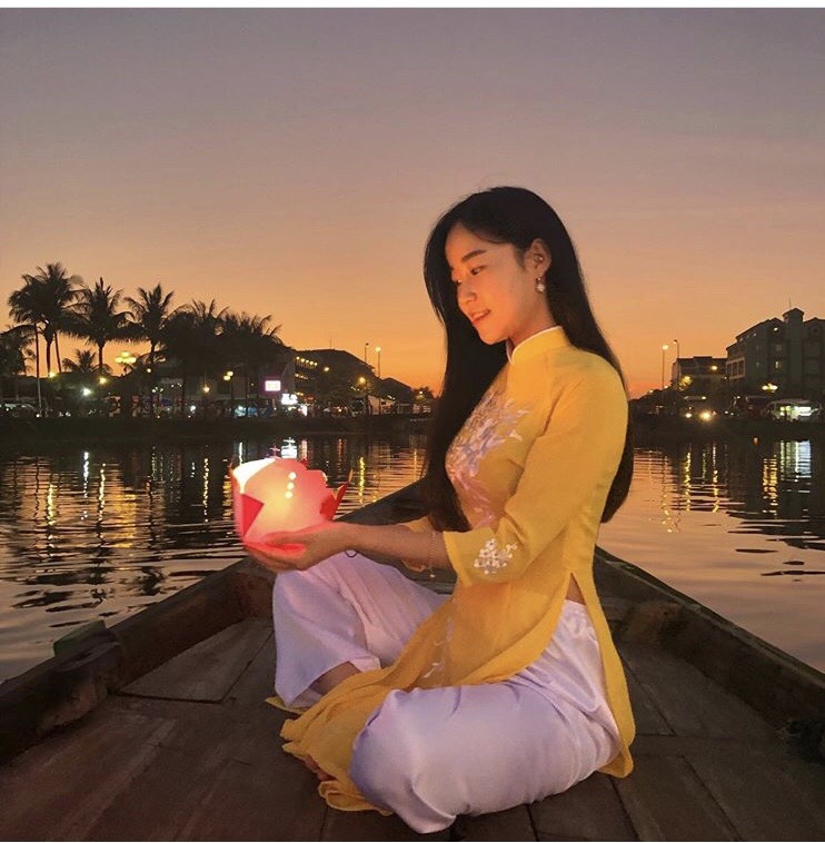 Áo dài thêu cành mai