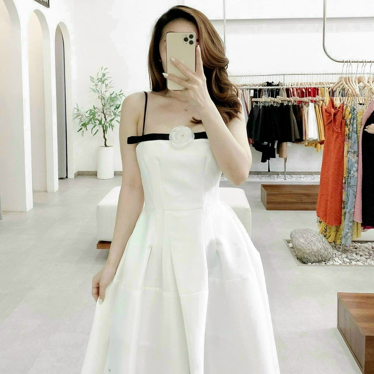 Đầm Trắng phối Đen Có Mút Xinh Xắn-QC