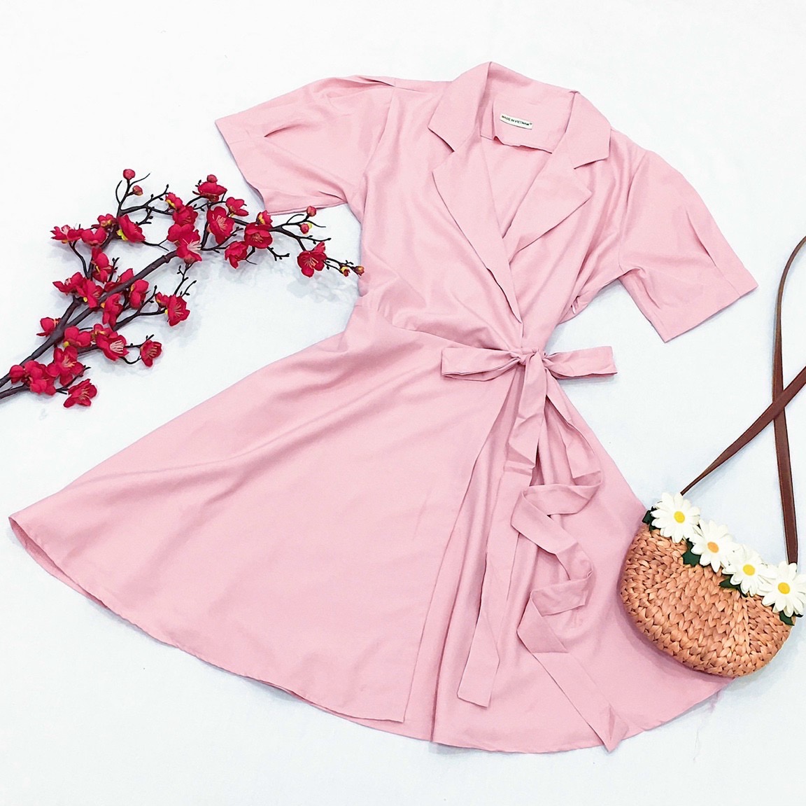 Đầm hồng cổ vest đắp tà